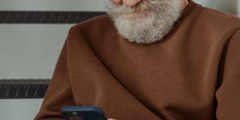 Quel smartphone offrir à une personne âgée ?