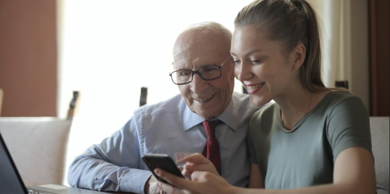 Connecte ta grand-mère #2 : 3 astuces pour aider nos aînés à sauter le pas du numérique