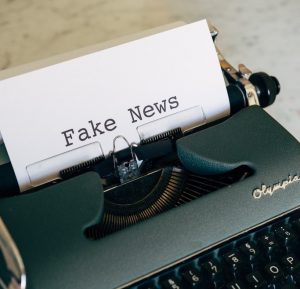 Fake news sur YouTube, les réseaux sociaux et dans des articles : comment les reconnaître