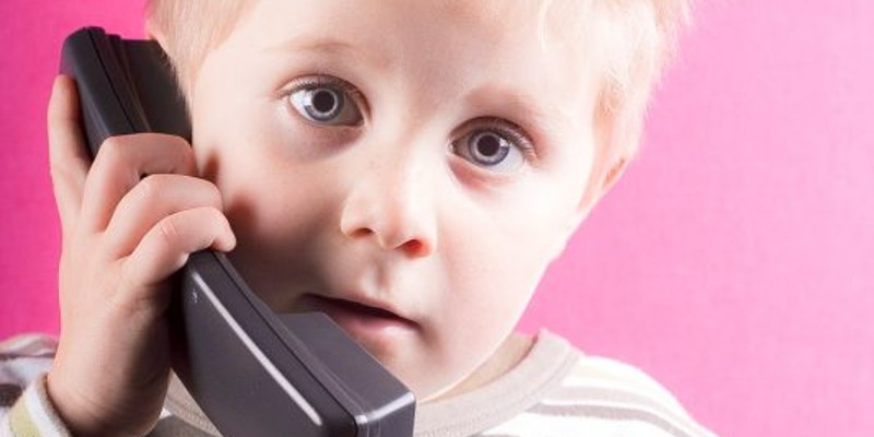 Mon enfant veut prendre mon téléphone” : 4 réflexes à adopter !