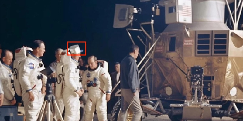 Sur cette “photo” du tournage de la mission Apollo 11 générée par Midjourney, on constate que l’un des astronautes porte… une casquette