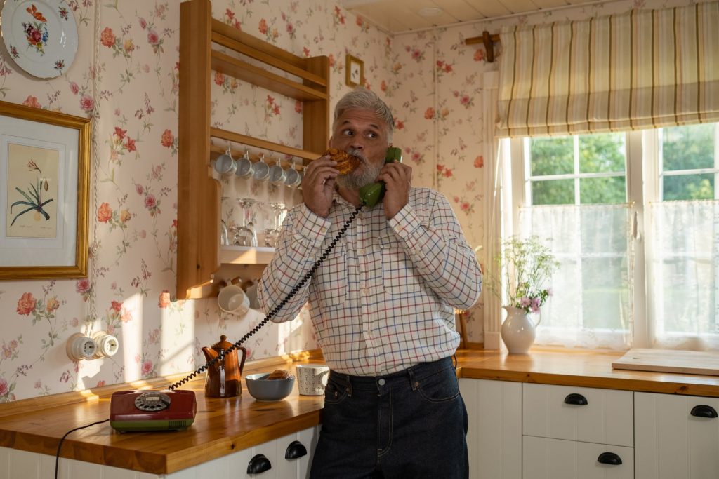 Un homme téléphone avec sa ligne fixe
