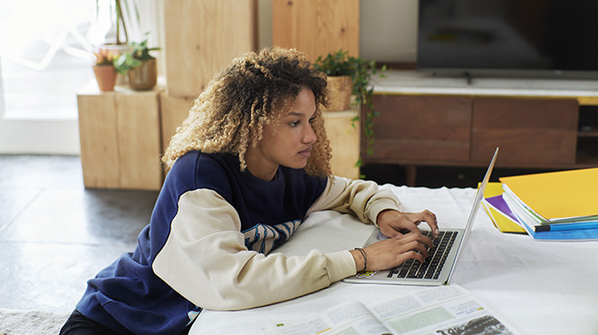 femme devant un ordinateur portable connecté grâce au service internet start