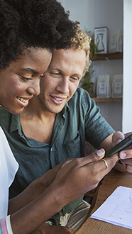 Un homme et une femme bénéficie d'une connexion Internet via leur téléphone grâce au service 24h garanti