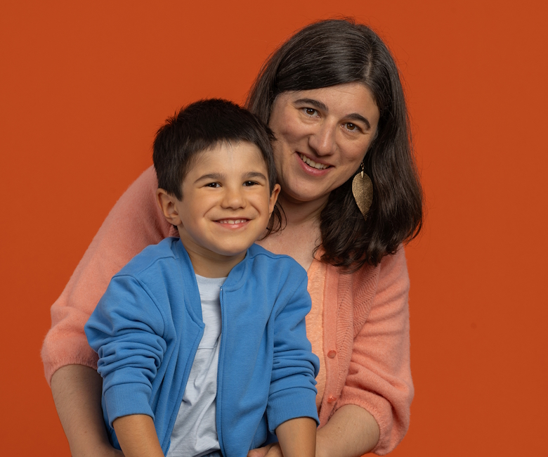 Photo de Paulin sur les genoux de sa maman Mathide