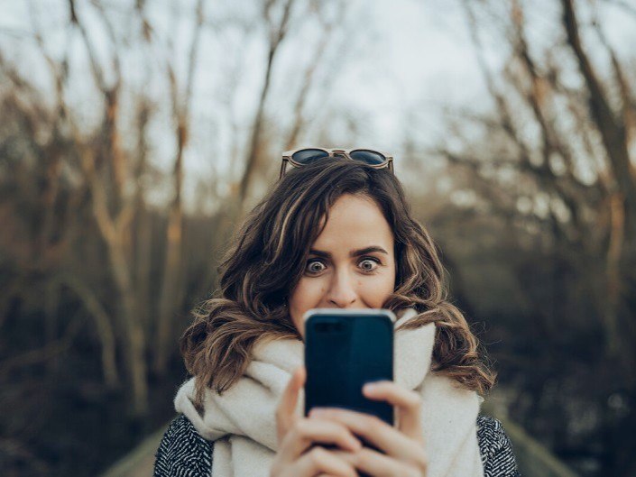 Photo d'une femme utilisant son téléphone portable