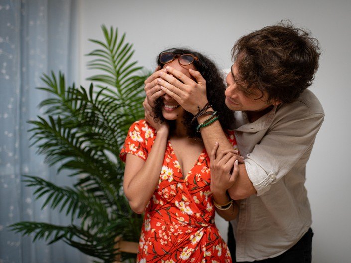 Photo d'un homme faisant une bonne surprise à sa conjointe