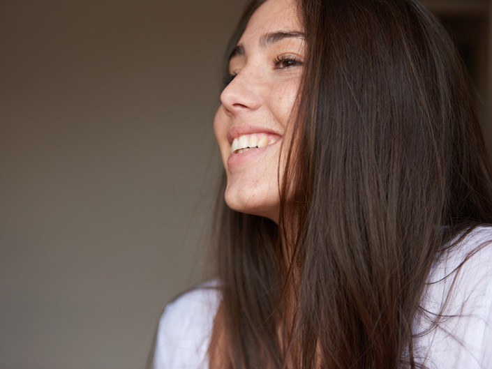 Photo d'une jeune femme tout sourire