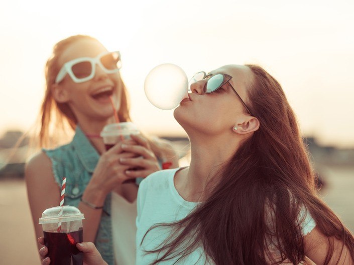 Photo de 2 femmes profitant d'un bon plan vacances