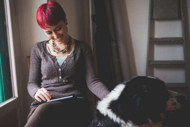 Photo d'une femme regardant sa tablette en intérieur