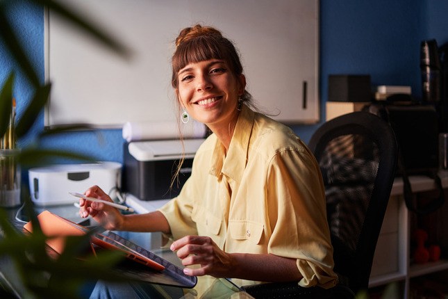 Photo d'une femme en télétravail sur sa tablette