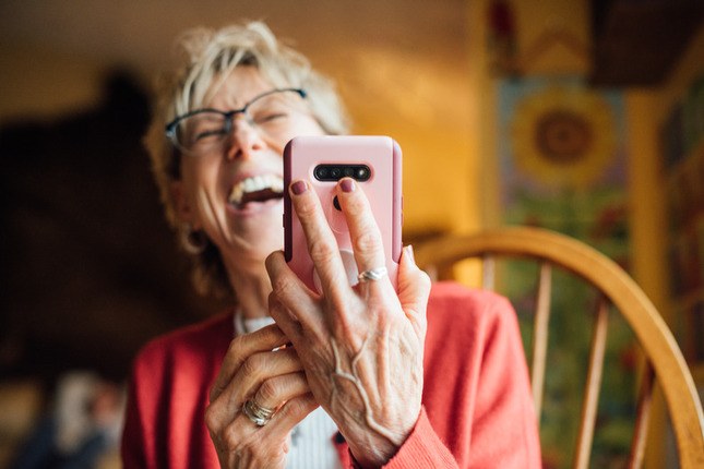 Photo d'une personne âgée faisant une conversation en visio avec son téléphone