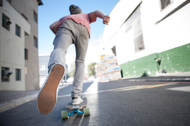 Photo d'une femme roulant vite en skate