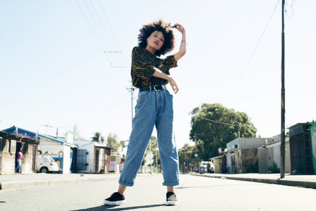 Photo d'une femme posant au milieu d'une rue