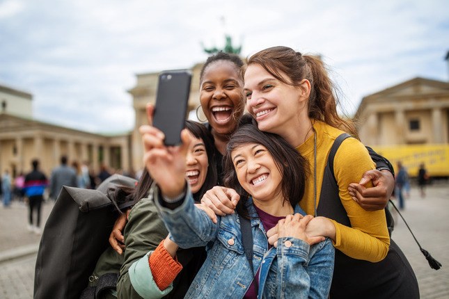 Photo d'un groupe d'étudiants se prenant en selfie sur un site touristique