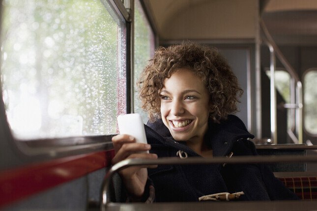 Photo d'une jeune femme dans les transports en commun