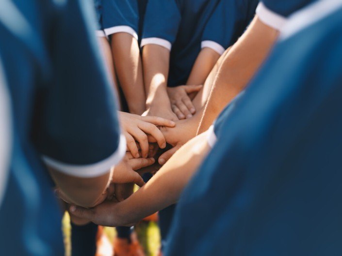 Photo de mains d'étudiants réunies