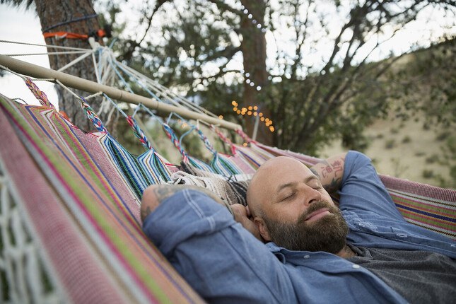 Photo d'un travailleur serein prenant du repos dans un hamac