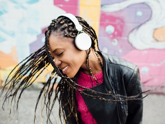 Photo d'une femme écoutant de la musique avec un casque audio