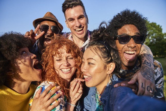 Photo d'un groupe de jeunes se prenant en selfie