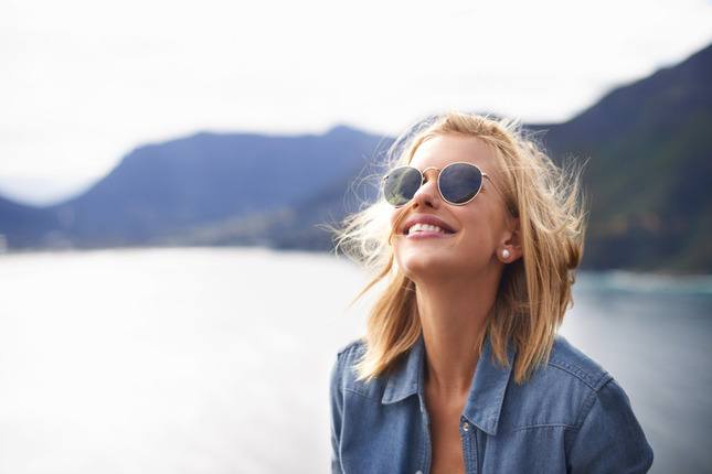 Photo d'une femme en vacances au bord d'un lac de montagne