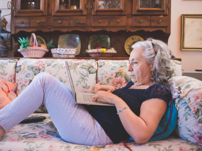 Femme travaillant chez elle grâce à la fibre optique sur un ordinateur portable