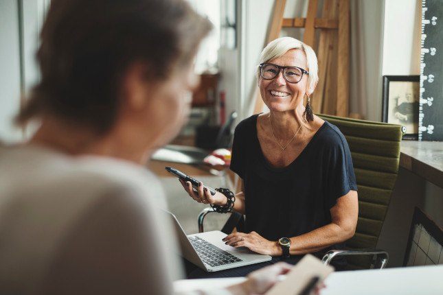 Femme utilisant un ordinateur portable connecté à internet sans box grâce au partage de connexion mobile.
