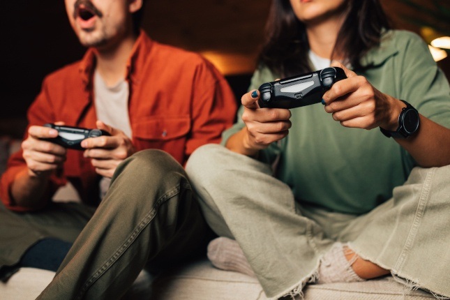 Un couple jouant sur une console