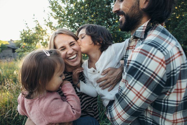 Famille connectée et accompagnée sur la fin de l'ADSL dans leur commune