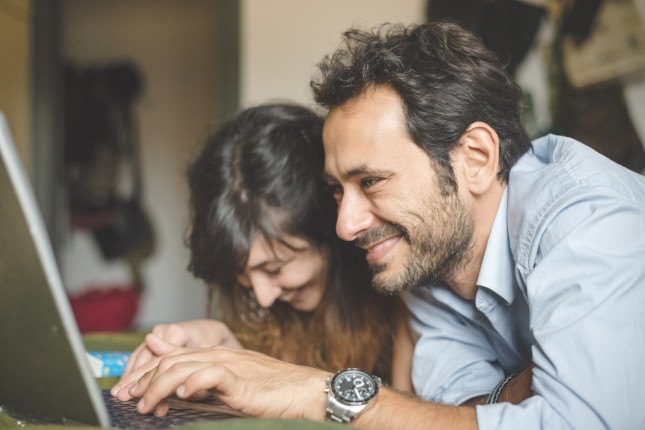 Couple profitant du Très Haut Débit avec 5G+ Home Orange sur ordinateur après la fin de l’ADSL