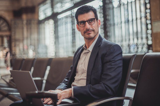 Voyageur dans une gare utilisant internet