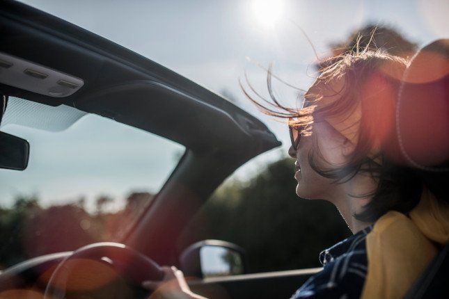 Une femme au volant sans téléphone en main