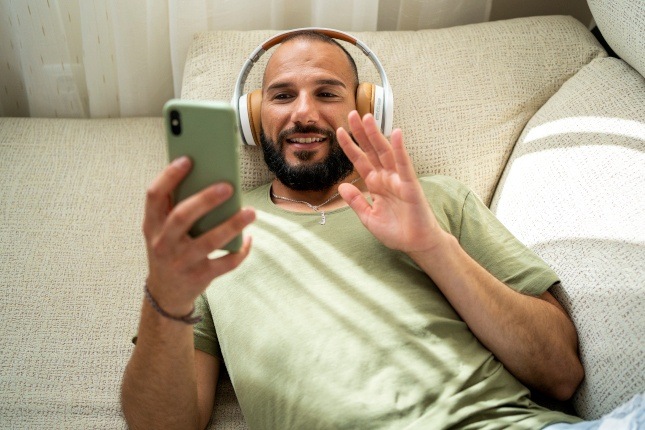 Homme appelant le Maroc depuis chez lui avec un forfait international Orange