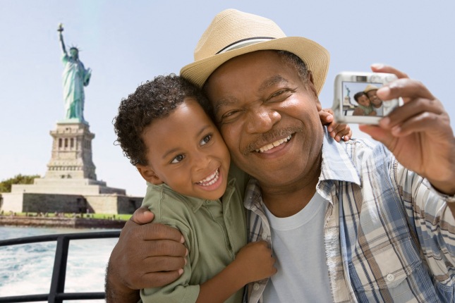 Famille prenant un selfie à New York grâce à un forfait international Orange