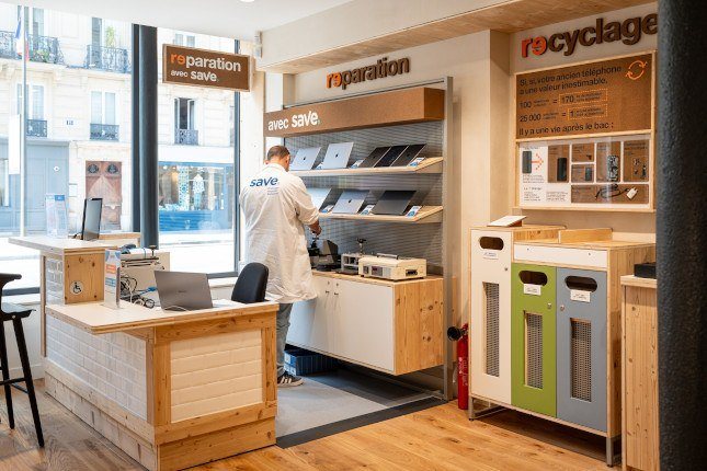 Stand réparation dans une boutique Orange