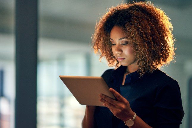 Une cliente se renseignant sur la Dual SIM