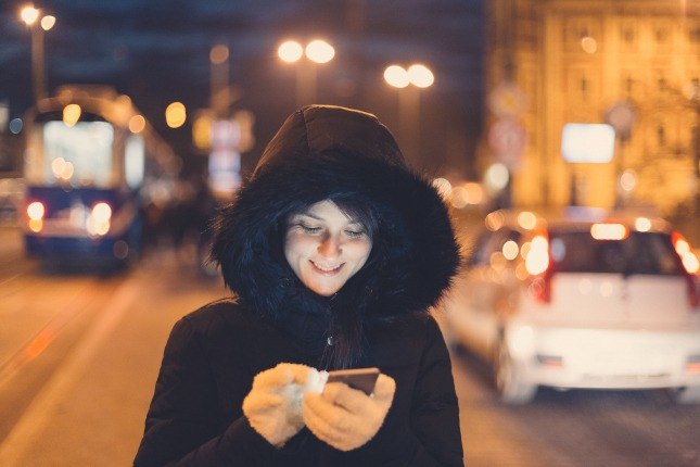 Une femme activant le mode nuit sur son système d'alarme