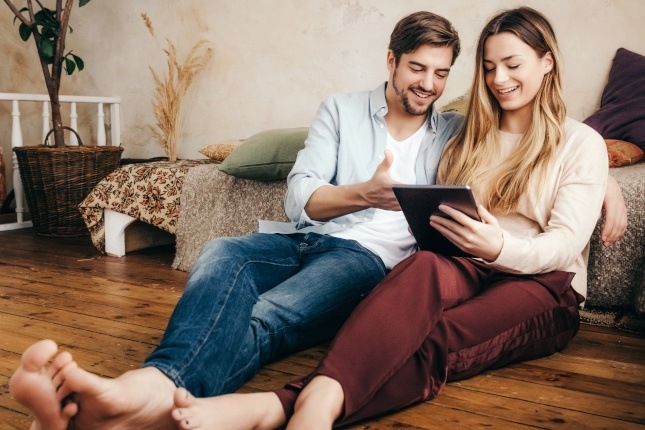 Des clients lisent le mode d'emploi pour installer une carte SIM dans leur routeur 5G