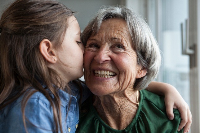 Une grand-mère avec sa petite fille