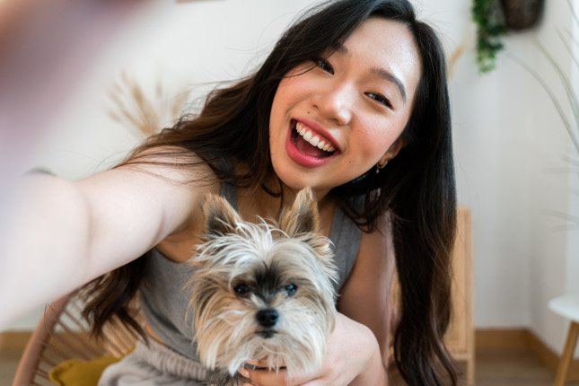 Une femme et son chien face caméra