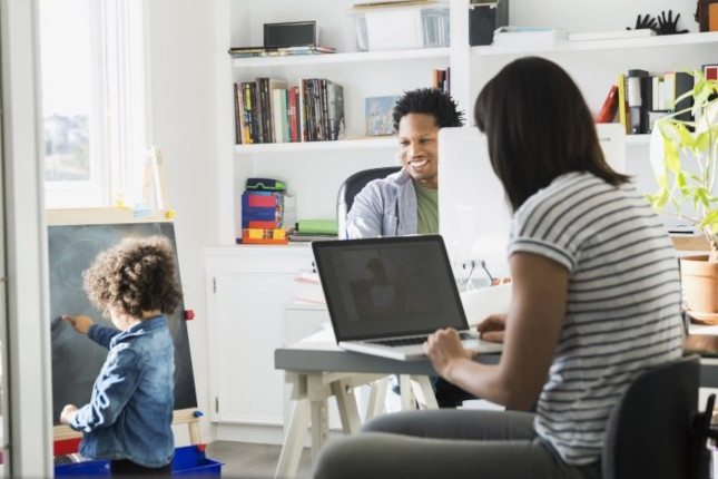 Famille utilisant Internet à la maison pour travailler après un test de débit speedtest Orange