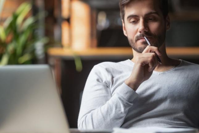 Homme vérifiant la performance de sa connexion Internet avec speedtest Orange
