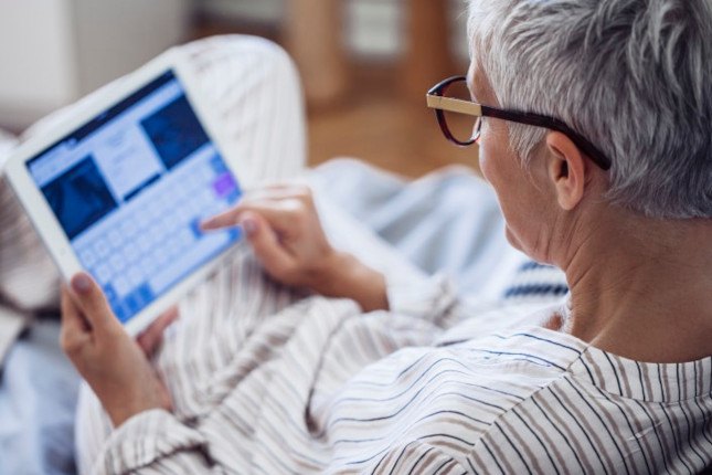 Femme testant la vitesse Internet sur tablette avec le speedtest Orange à domicile