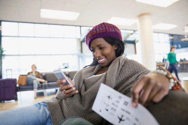 Voyageuse à l'aéroport avec son billet d'avion pour le Maghreb