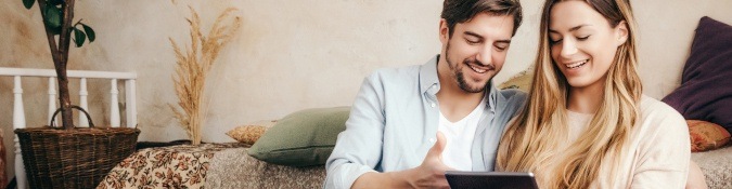Couple testant la vitesse de leur connexion Internet sur tablette avec le speedtest Orange
