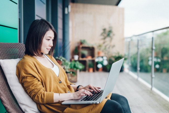 Photo d'une femme profitant d'internet par satellite