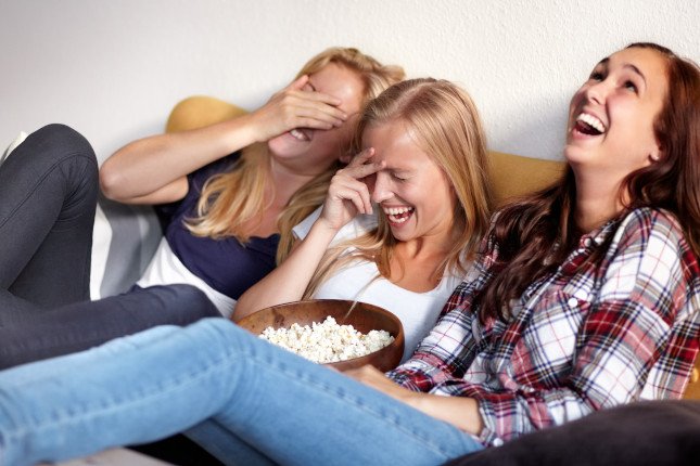 Photo de jeunes profitant de la TV avec la box 5G pas cher