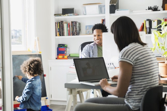 Photo d'une famille multi connectée sur plusieurs écrans