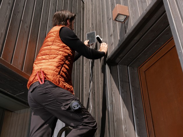 Photo de l'installation d'une caméra de surveillance extérieure respectant la réglementation