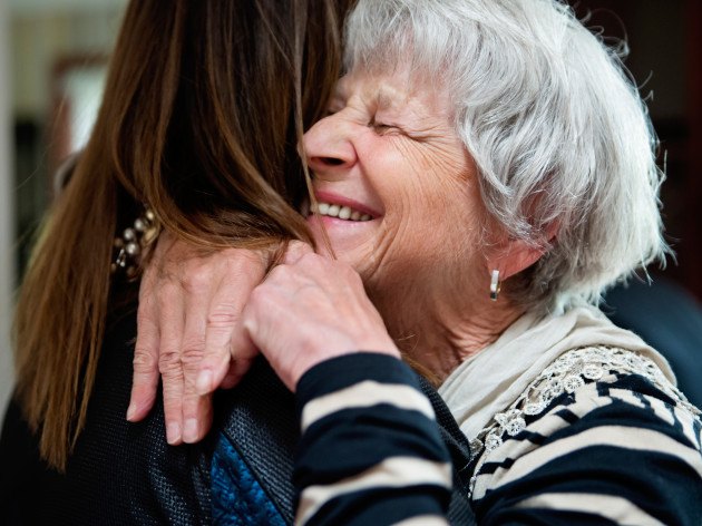 Photo de 2 femmes dont une senior s'enlaçant
